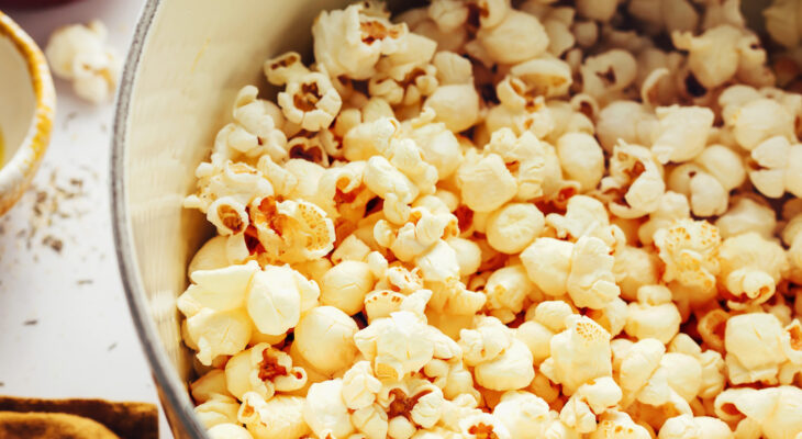 PERFECT Stovetop Popcorn Quick Easy And Customizable Just 5 Minutes 1 Pot And 3 Ingredients Minimalistbaker Recipe Popcorn 5 730x400 